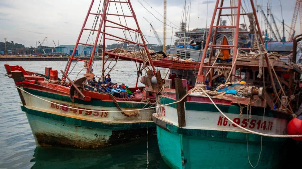 Explota un buque con aceite de palma crudo en Indonesia; hay 10 fallecidos y 21 heridos