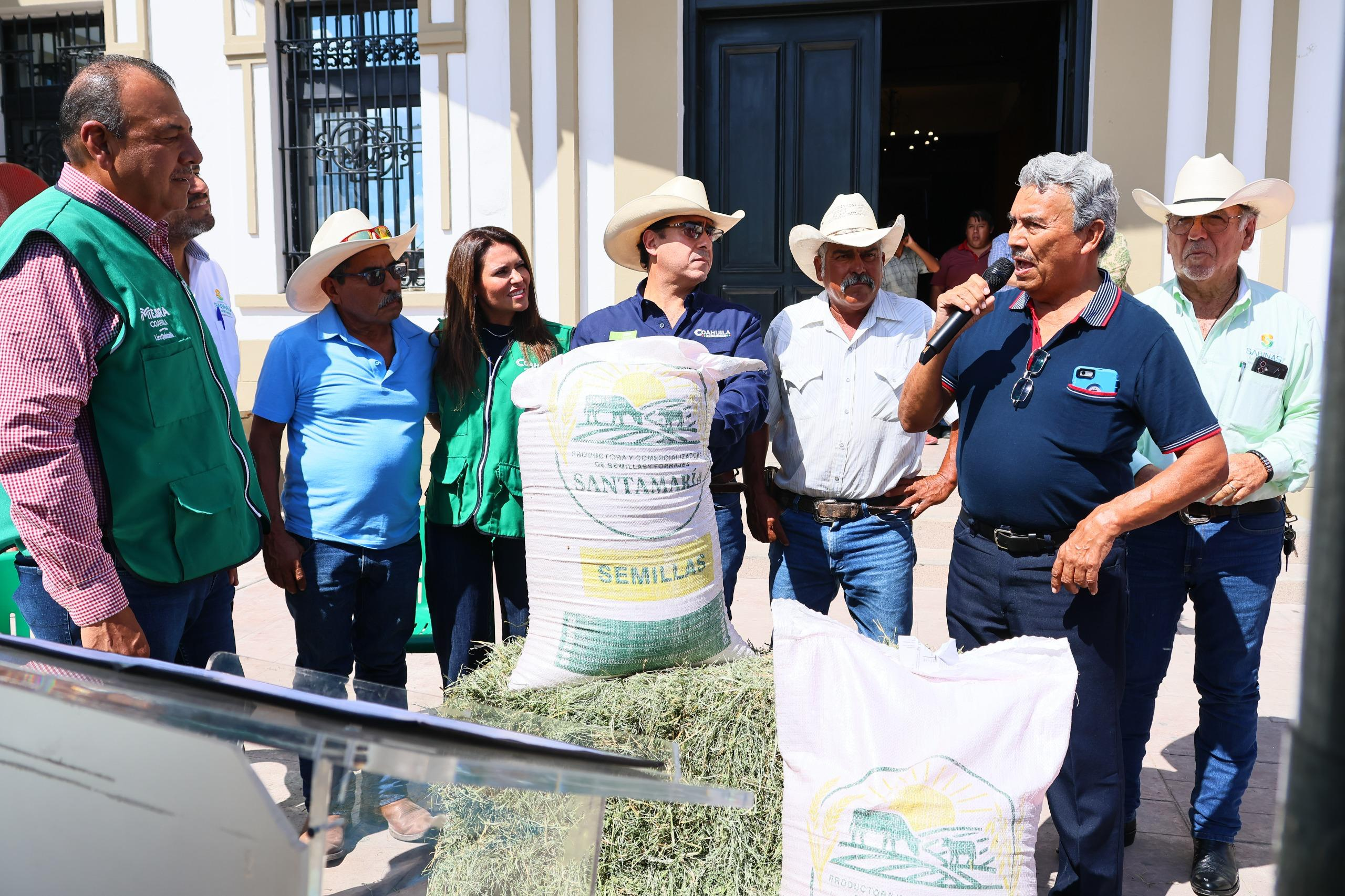 EL MUNICIPIO DE SABINAS Y EL GOBIERNO DEL ESTADO FORTALECEN AL CAMPO CON ENTREGA DE SEMILLA DE AVENA SUBSIDIADA