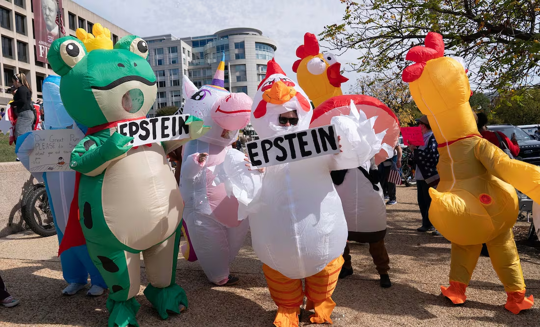 Protesta «No Kings» contra Trump, ¿por qué algunos asistentes usan disfraces de rana y de dinosaurios?