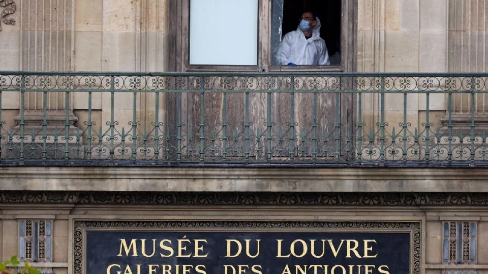 Robo en el Museo de Louvre: ocurrió en siete minutos, usaron un montacargas, participaron profesionales y perdieron parte del botín