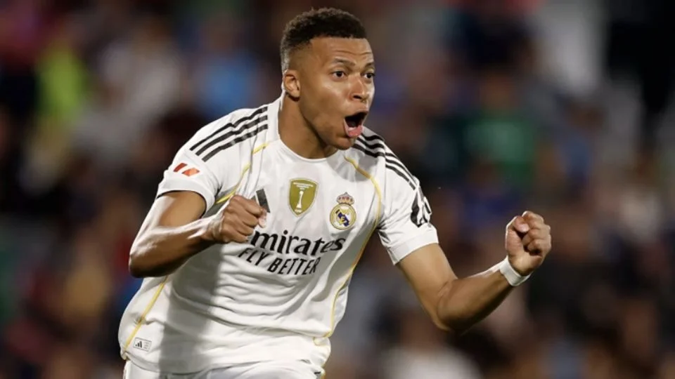Mbappé salva al Real Madrid que vence al Getafe con polémica arbitral y llega como líder al Clásico ante el Barça