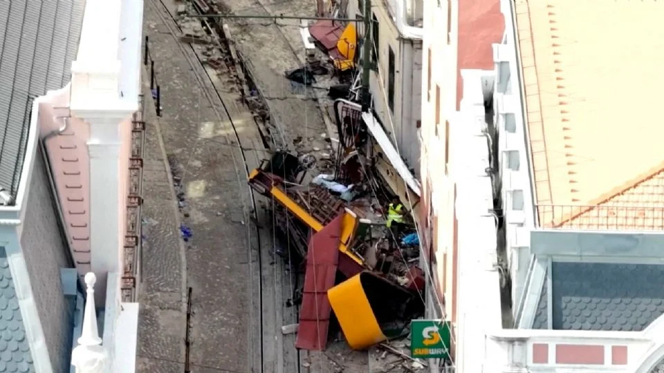Cable que se rompió y provocó el descarrilamiento de funicular en Lisboa no estaba certificado: informe preliminar