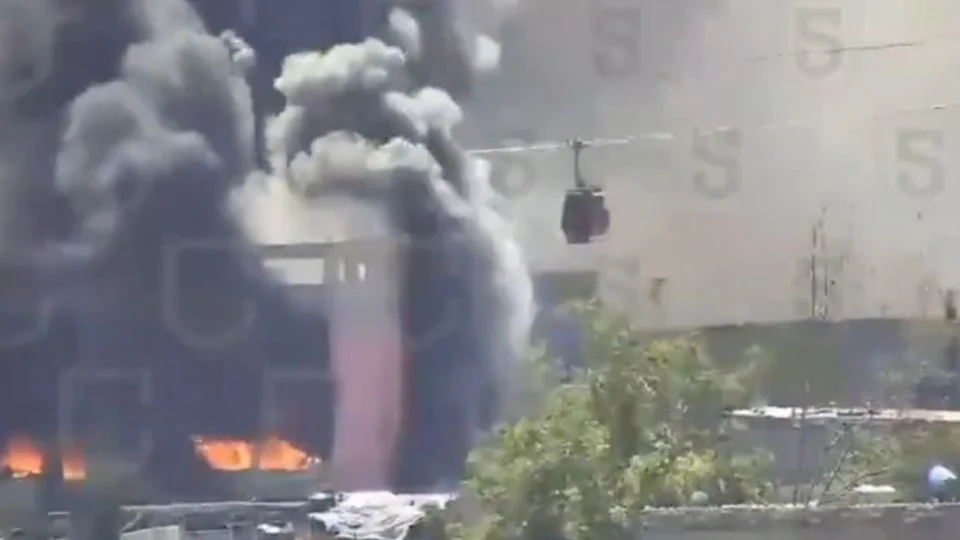 Se registra incendio en una fábrica de colchones en Ecatepec; suspenden servicio en el Mexicable