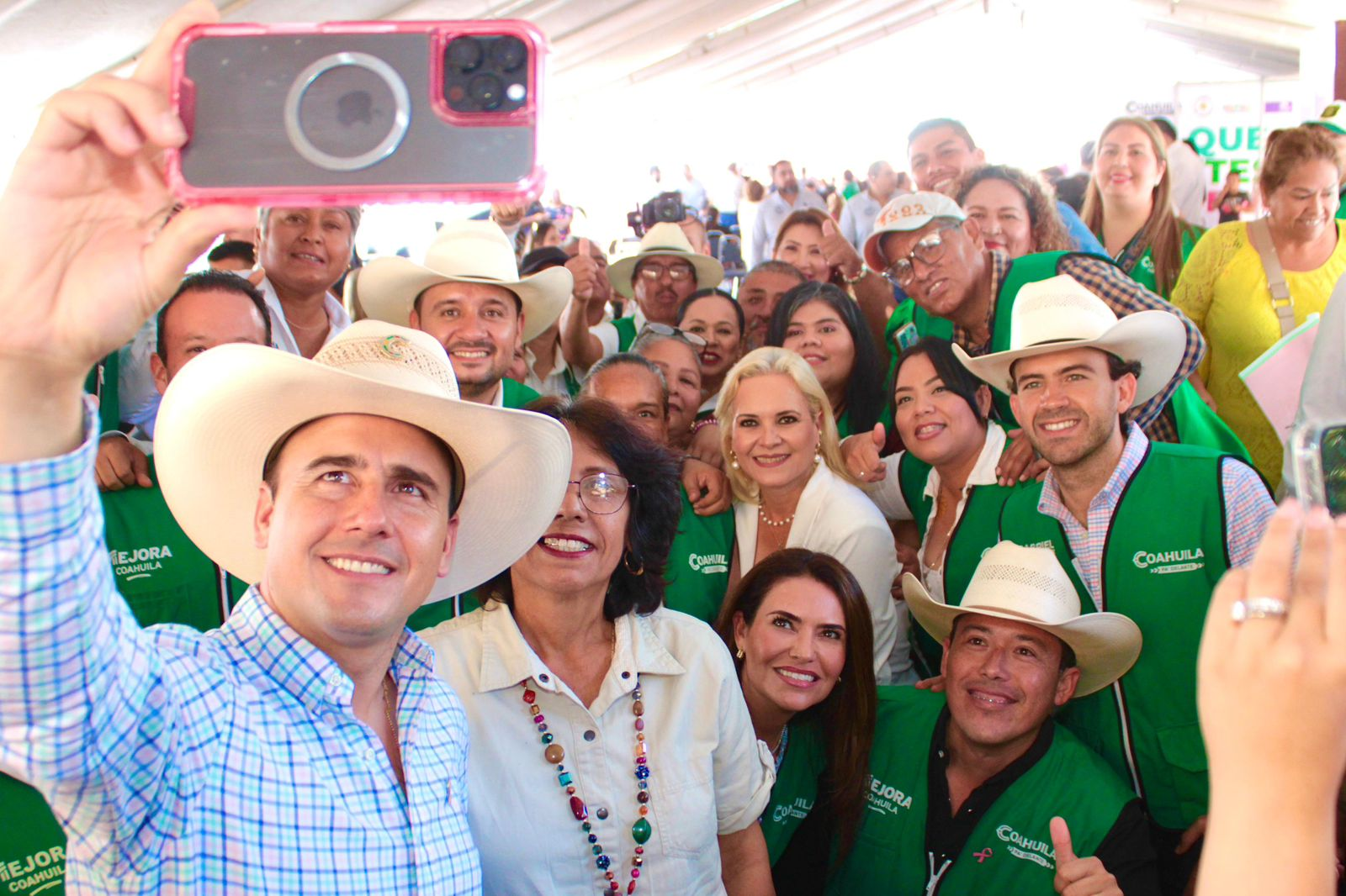 En equipo, Laura Jiménez, Manolo Jiménez y Paola Rodríguez logran respaldo pleno a la salud.