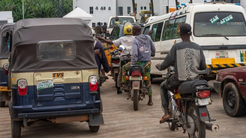 Camión cargado con gasolina explota y deja 31 m*ertos en Nigeria