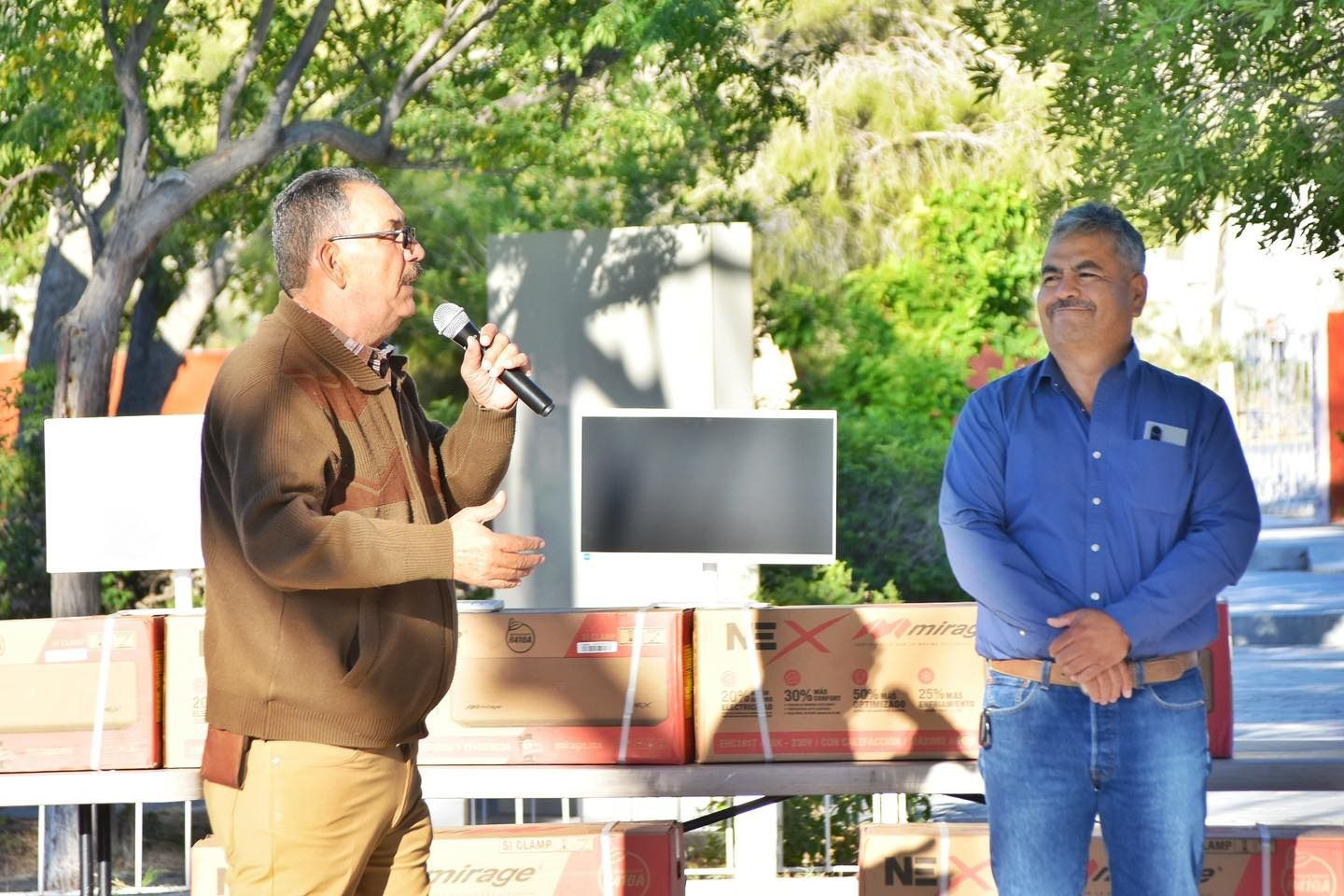 FORTALECE VÍCTOR LEIJA LA EDUCACIÓN EN CUATRO CIÉNEGAS CON ENTREGA DE EQUIPO A LA SECUNDARIA VENUSTIANO CARRANZA