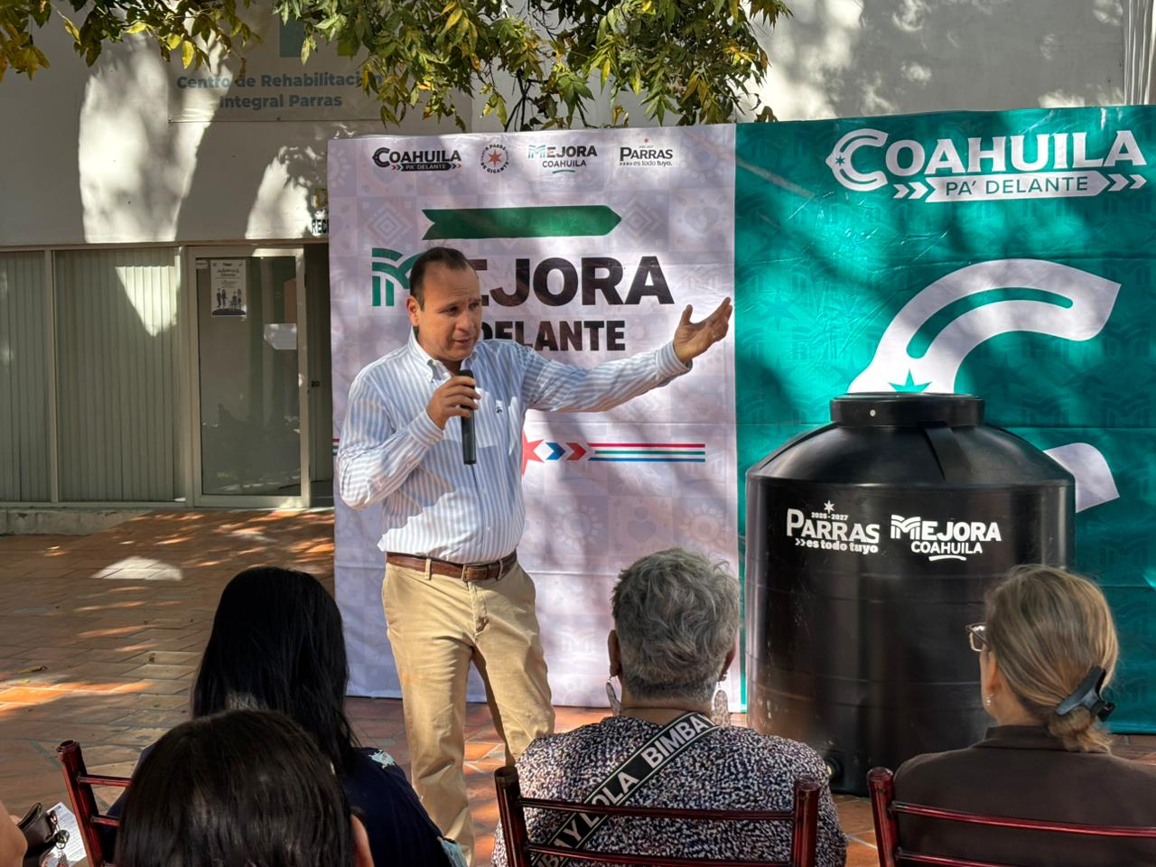 Apoyan economía familiar con venta de tinacos a bajo costo en Parras