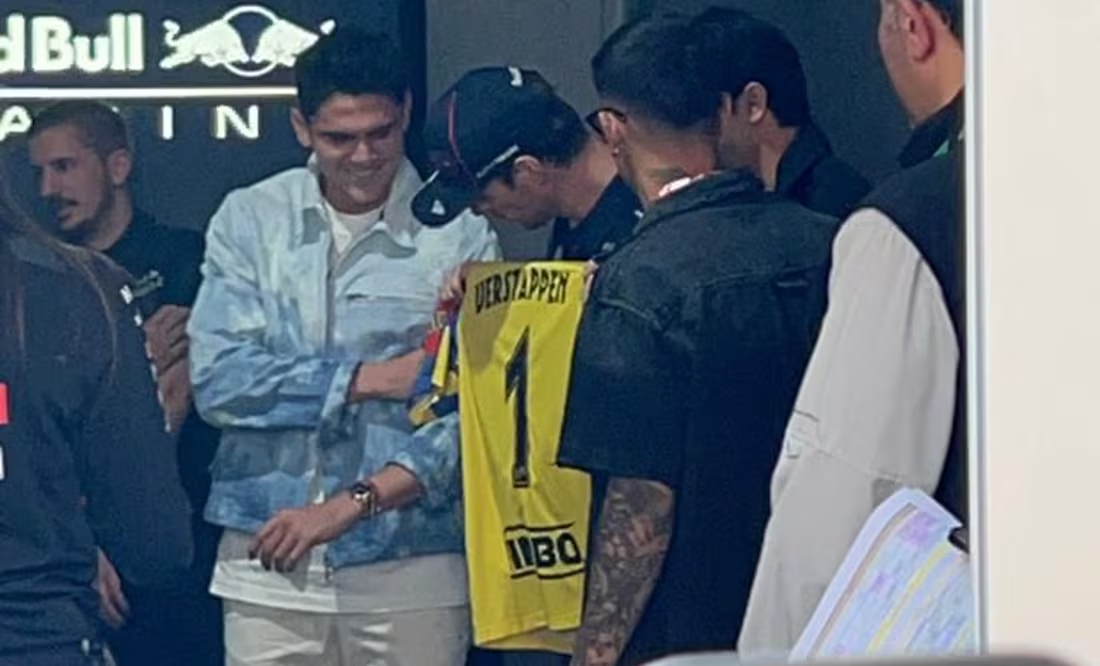 Max Verstappen recibe un jersey del América; «Le dijimos que gane», reveló Brian Rodríguez