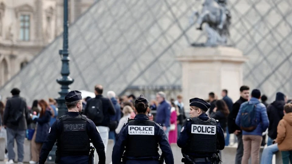 Museo de Louvre transfiere algunas de sus joyas al Banco de Francia tras robo valuado en más de 100 mdd