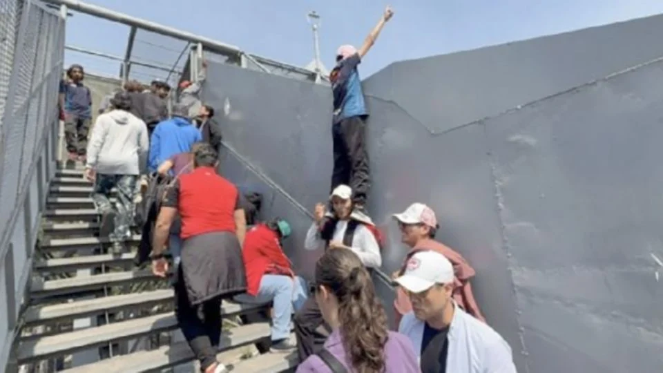 Aficionados se las ingenian para seguir el GP de México desde un puente con todo y láminas: ”Es el VIP de los pobres”