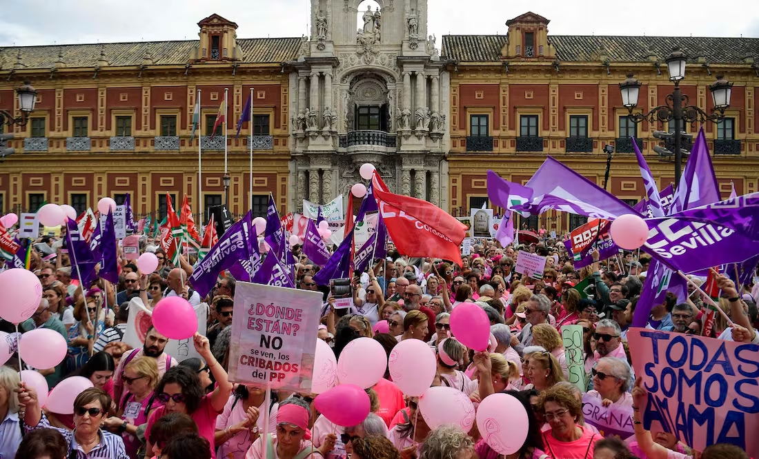 Miles de mujeres se manifiestan en Sevilla por escándalo en pruebas de detección de cáncer de mama