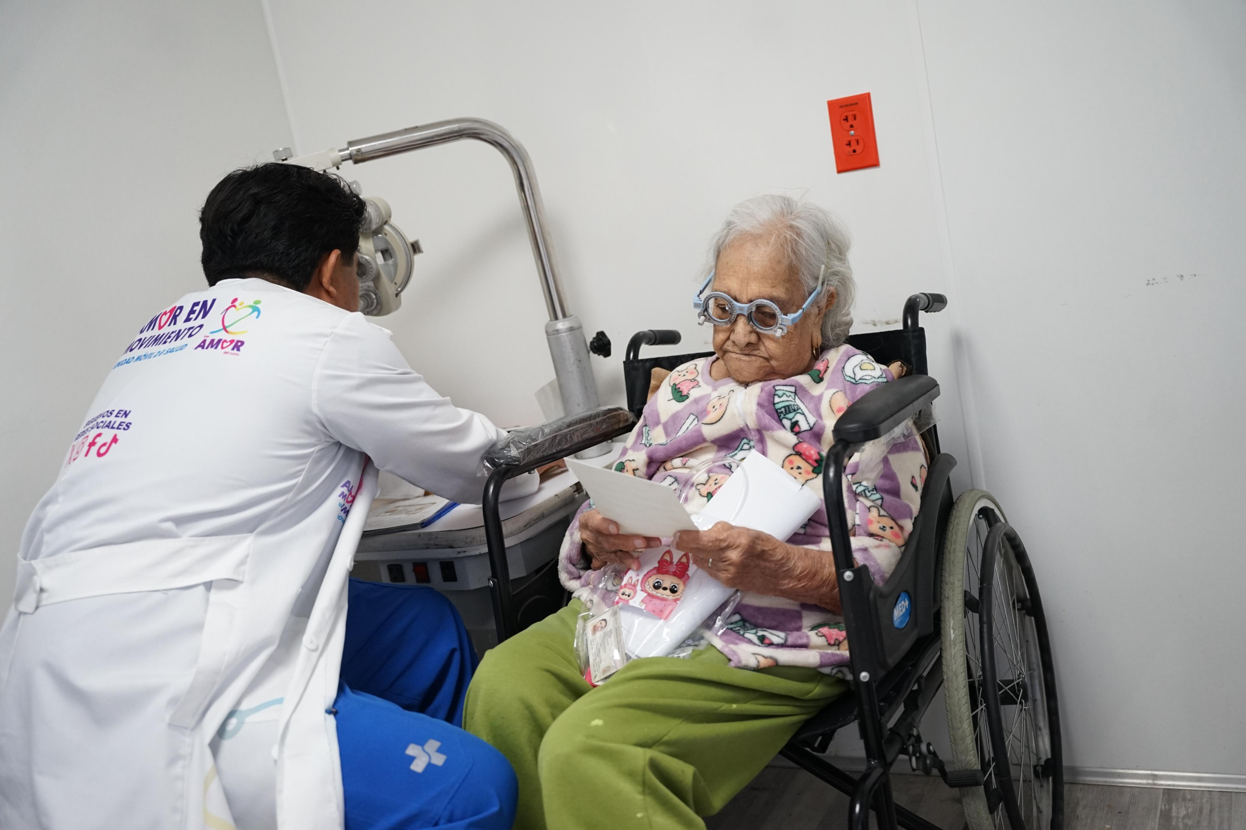 Suma Amor en Movimiento 3 mil 563 lentes entregados