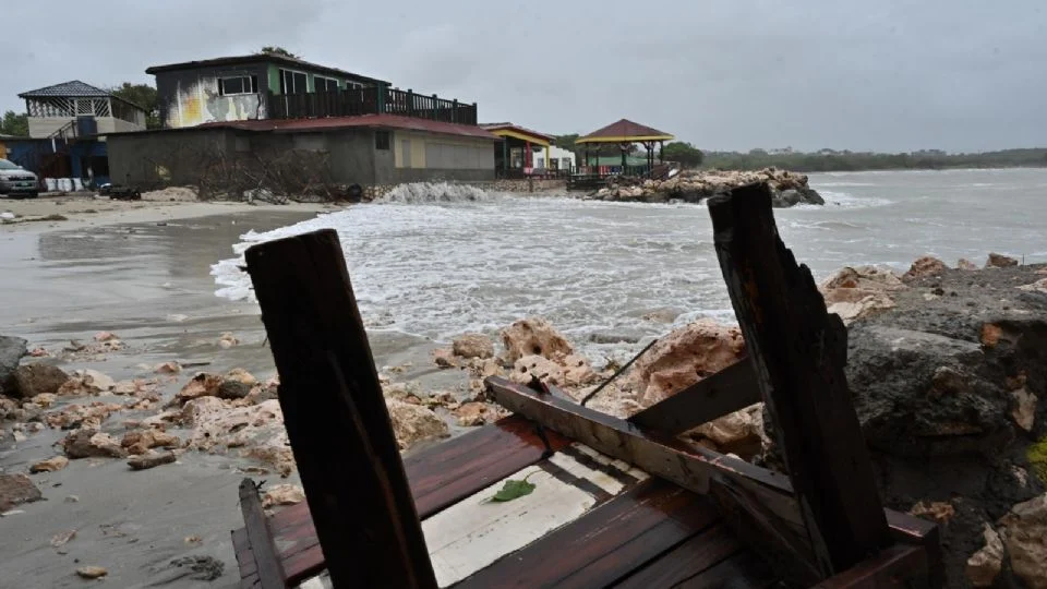 «Melissa» golpea Jamaica con vientos catastróficos y lluvias torrenciales; podrá tocar tierra como huracán categoría 5