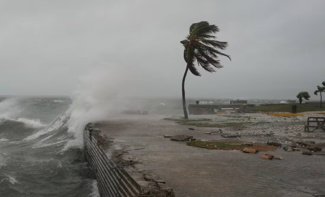 Huracán Melissa se degrada a categoría 4M pero sigue siendo «una tormenta extremadamente peligrosa»