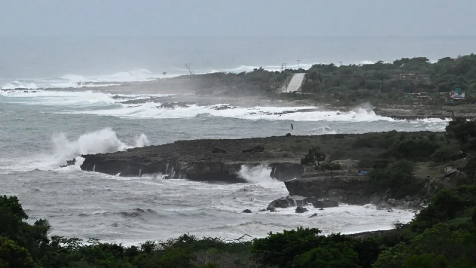 «Melissa» llega a Cuba y se debilita ligeramente a huracán categoría 3; mantiene su peligrosidad, advierten autoridades