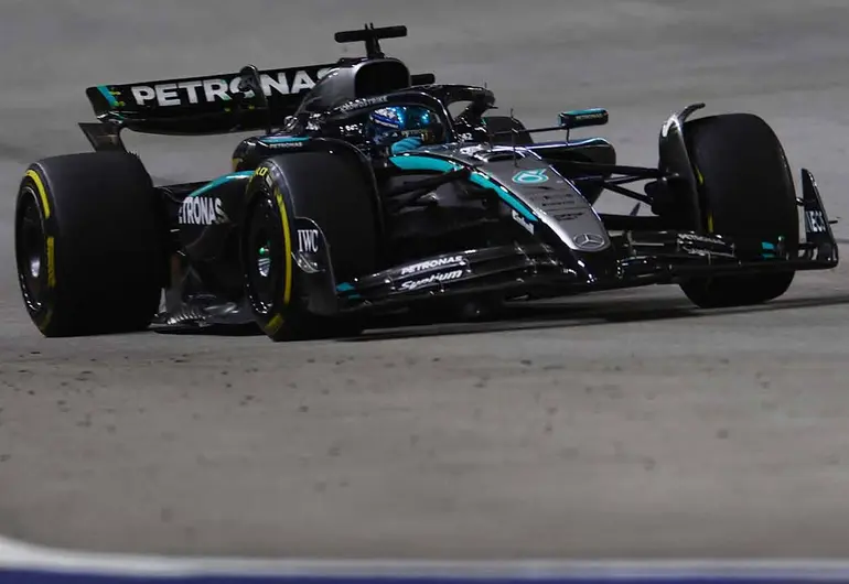 George Russell triunfa en Singapur sobre Verstappen y McLaren