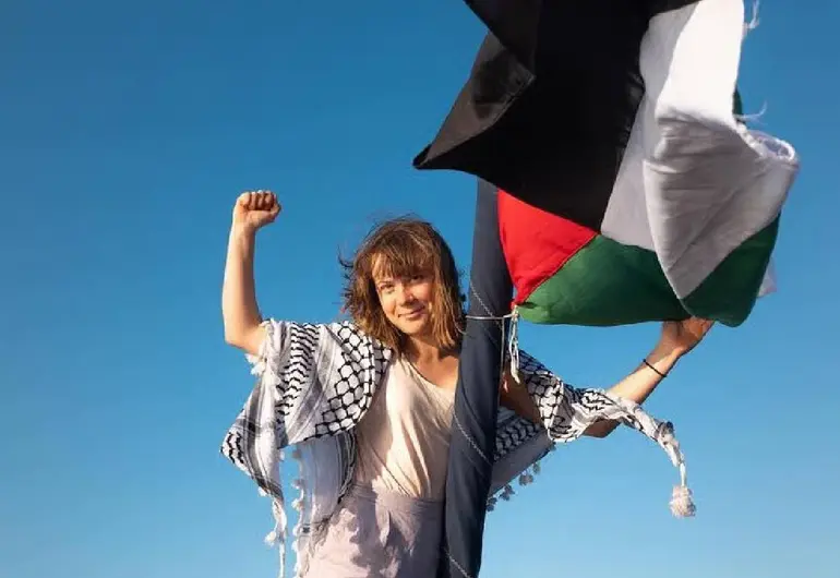 Greta Thunberg fue obligada a besar la bandera de Israel tras ser secuestrada