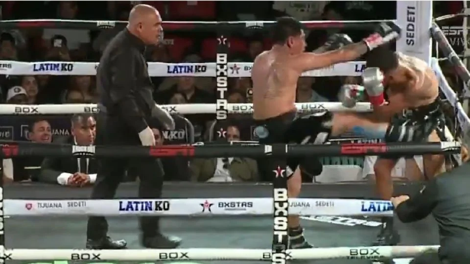 El boxeador mexicano Ángel ‘Tashiro’ Fierro es descalificado por tirarle una patada a su rival en pleno combate