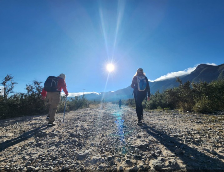 Avanzan senderistas con éxito en 2º día de caminata