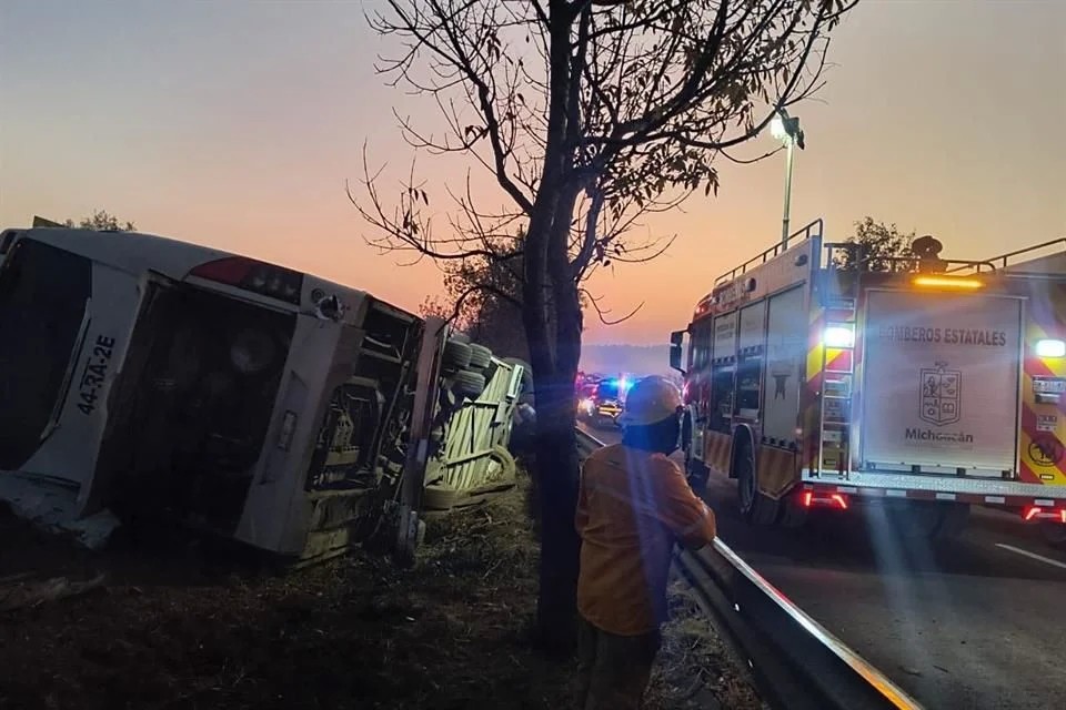 Mueren 7 en volcadura de autobús en Morelia