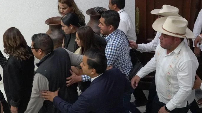 Hombre encapuchado intenta entrar a la toma de protesta