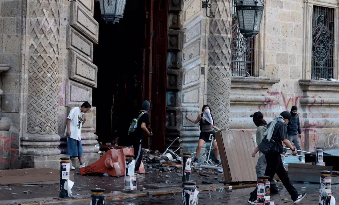 Incendian manifestantes puertas del palacio de Gobierno de Guadalajara