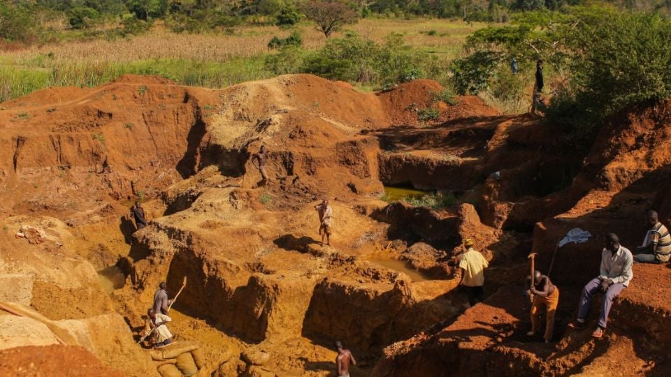 Mueren 40 mineros tras colapsar puente en mina ilegal del Congo