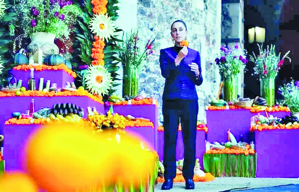 Dedica Sheinbaum ofrenda en Palacio a mujeres indígenas