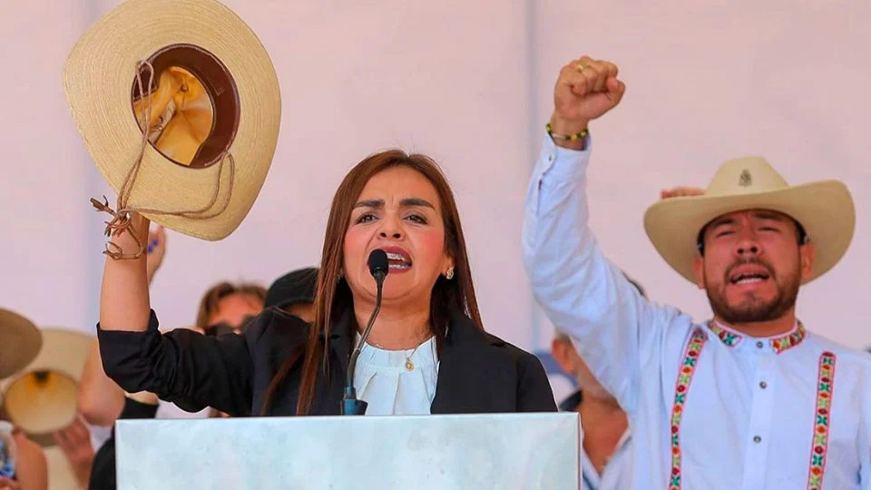 Asumió Grecia Quiroz alcaldía en medio de amenazas en su contra