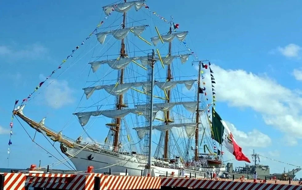 Reaparece buque Cuauhtémoc en puerto de Veracruz