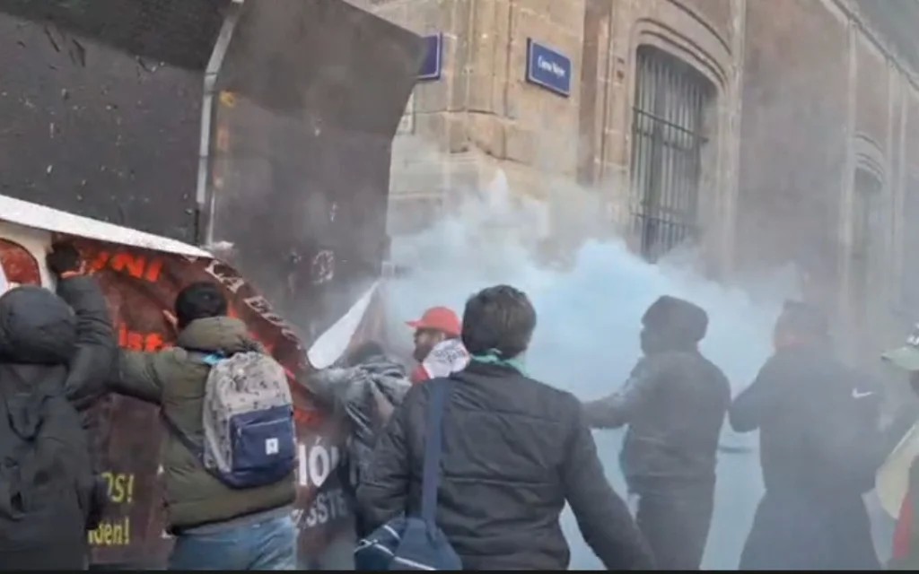 Protestan docentes afuera de Palacio