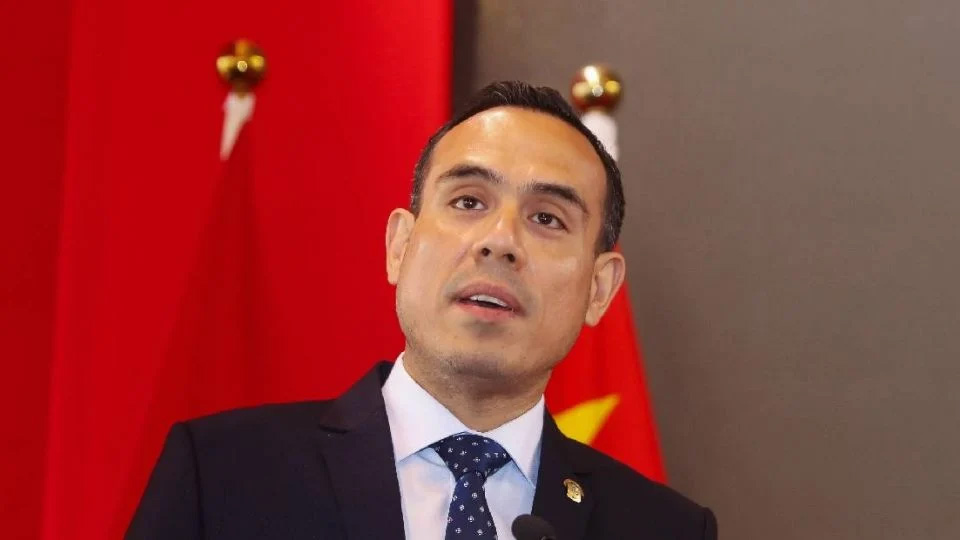 Deja Perú abierta posibilidad de allanar Embajada de México