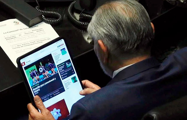 Otra vez captan a Adán Augusto viendo deportes