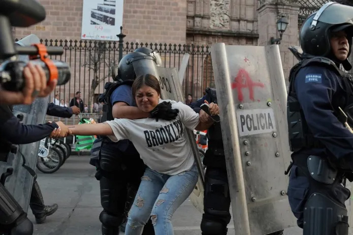 Reprime policía en Michoacán marcha