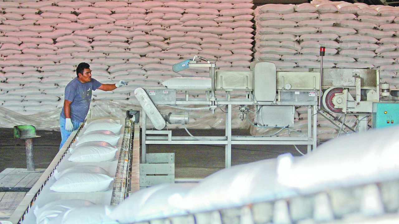 Imponen aranceles de hasta 210% a importación de azúcar