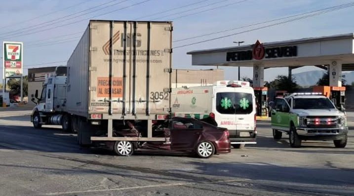 Choque contra tráiler deja a pareja lesionada
