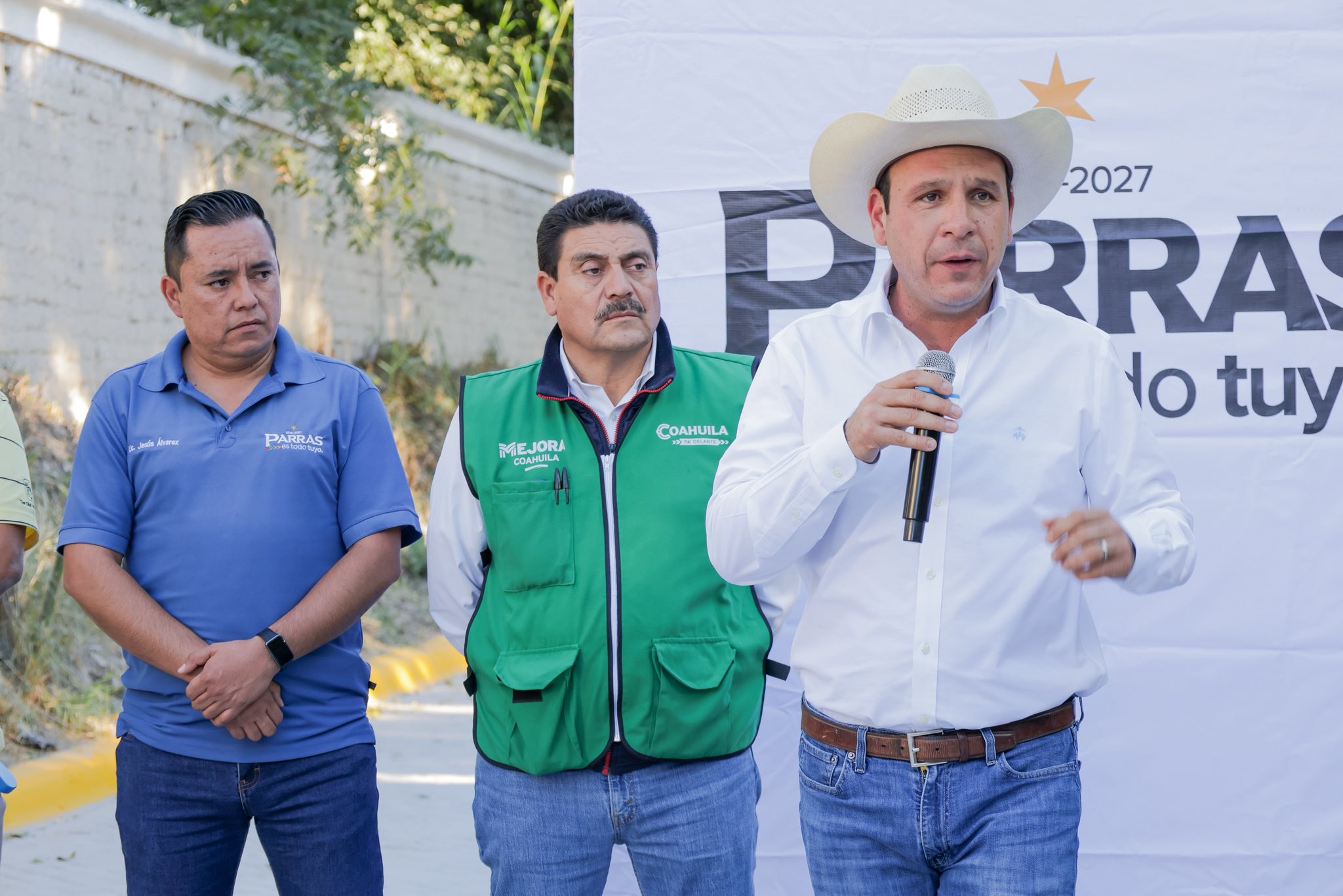 Cumple Orozco a habitantes del Barrio del Perico