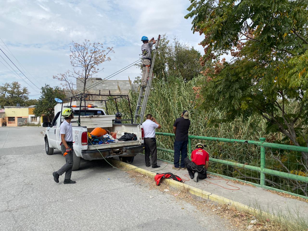 Preparados bomberos para realizar arriesgados rescates