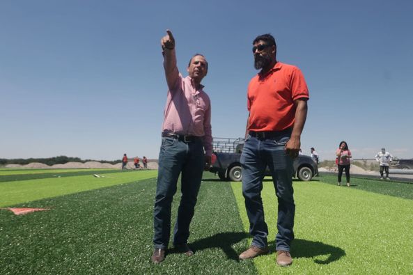 Avanzan mejoras a la cancha de fútbol