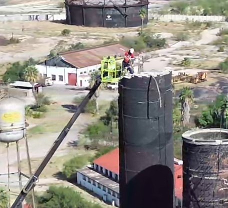 Arranca demolición de la gran chimenea de NR