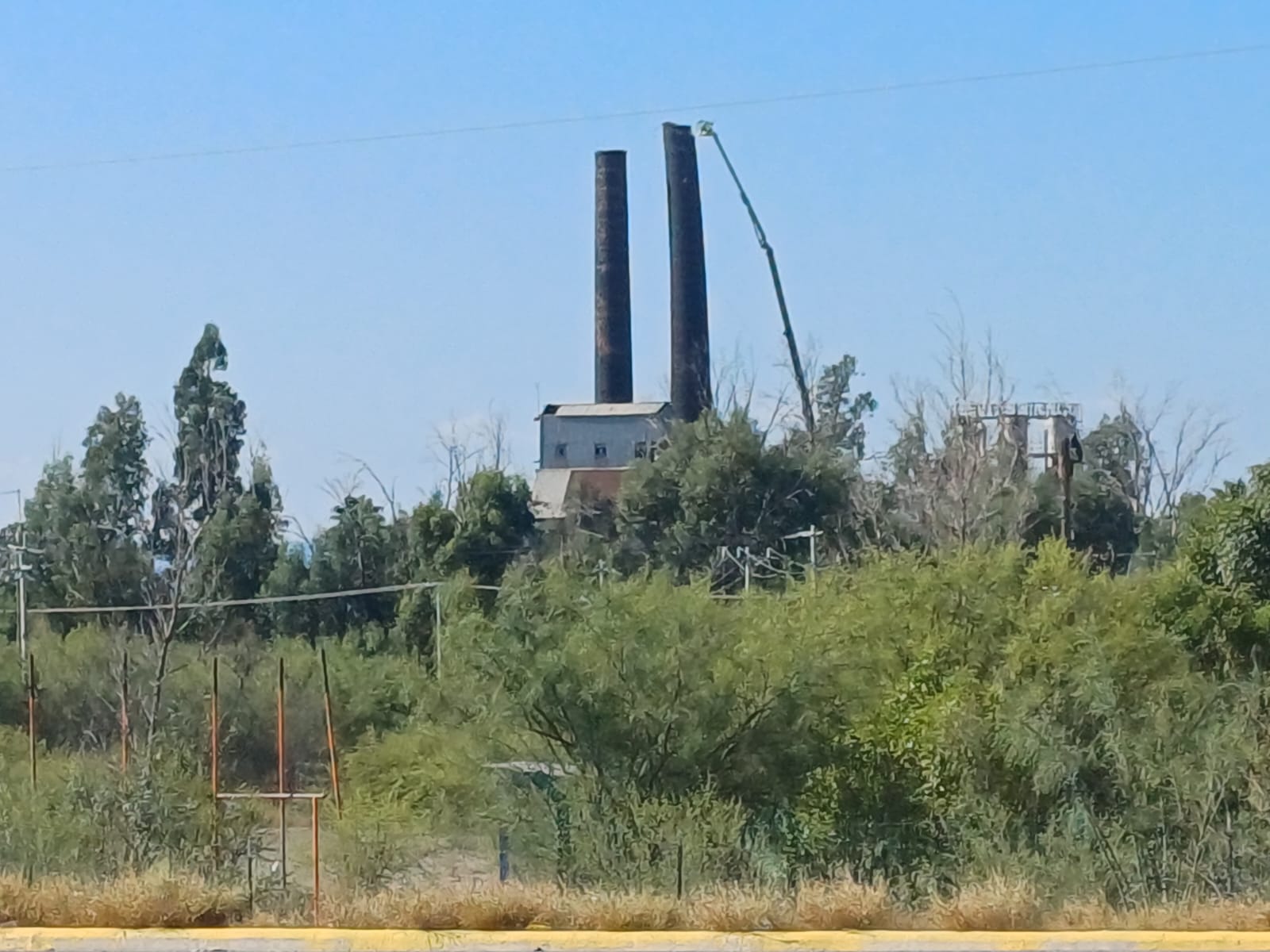 Arranca demolición de la chimenea de ASARCO