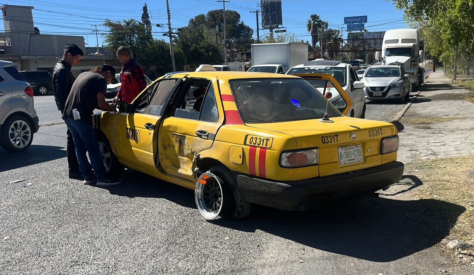 Provoca taxista choque múltiple
