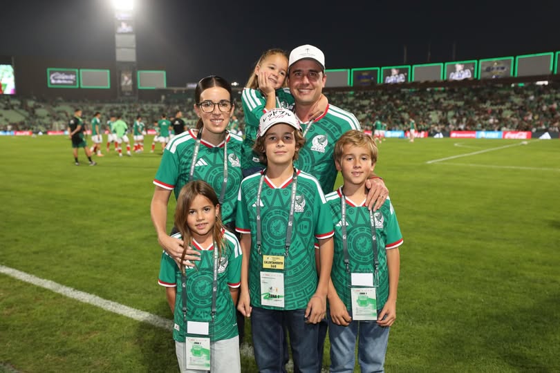 Festeja Manolo aniversario de bodas en partido de futbol