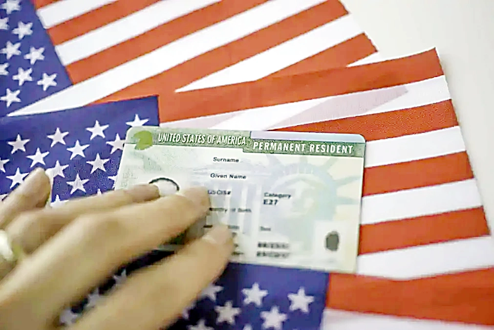 EU aplicará una “revisión rigurosa” de green cards a migrantes de 19 países