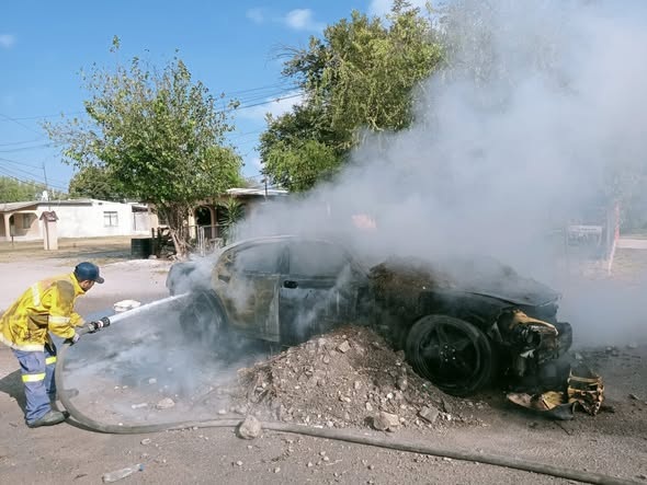Fuego consume auto en Múzquiz