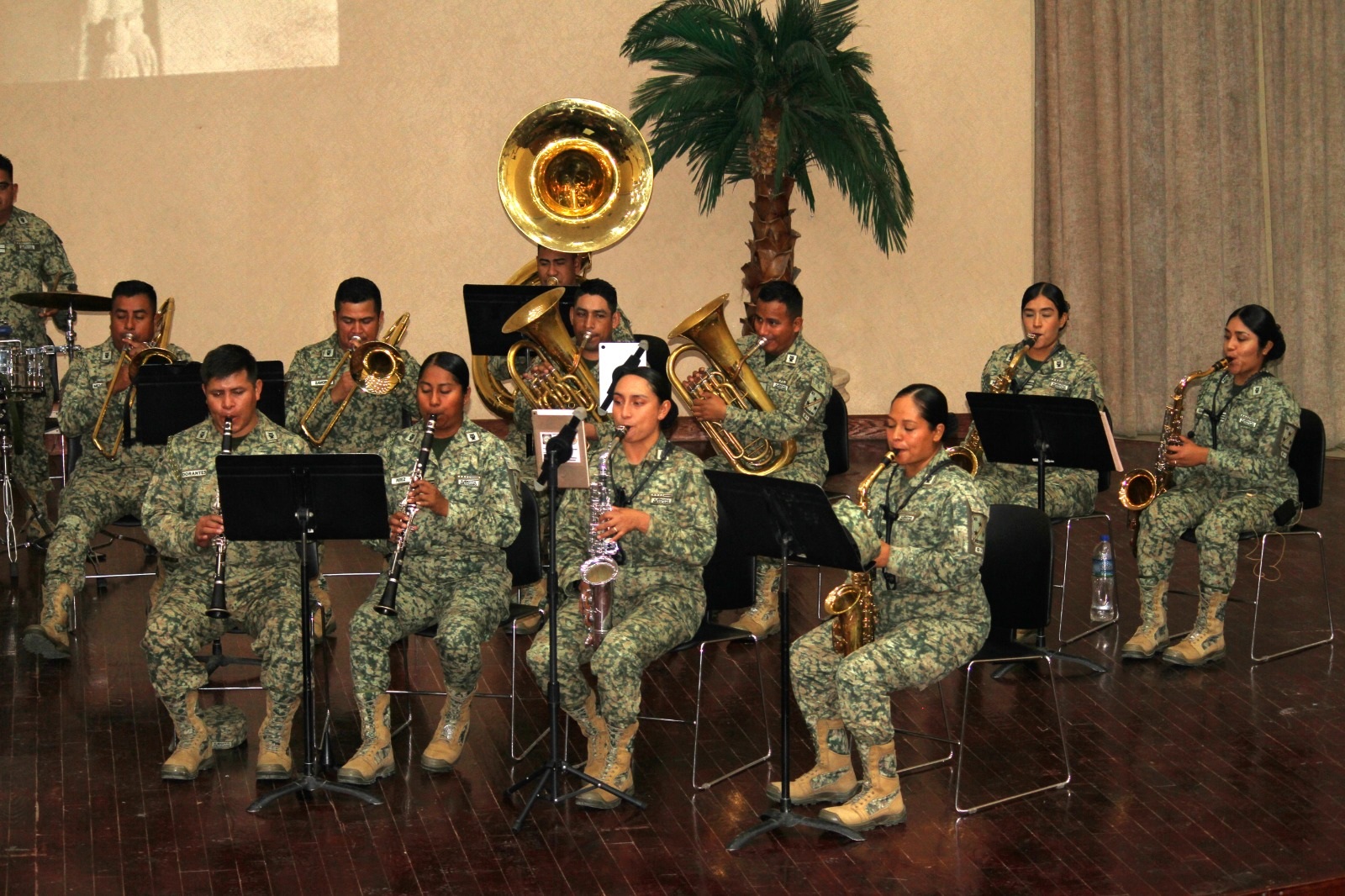 Deleita Banda Militar en concierto revolucionario