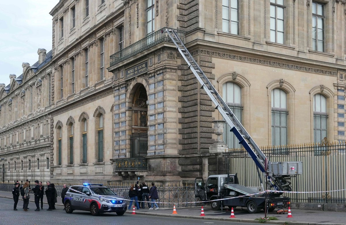 Detienen a otros 4 sospechosos por asalto al Louvre