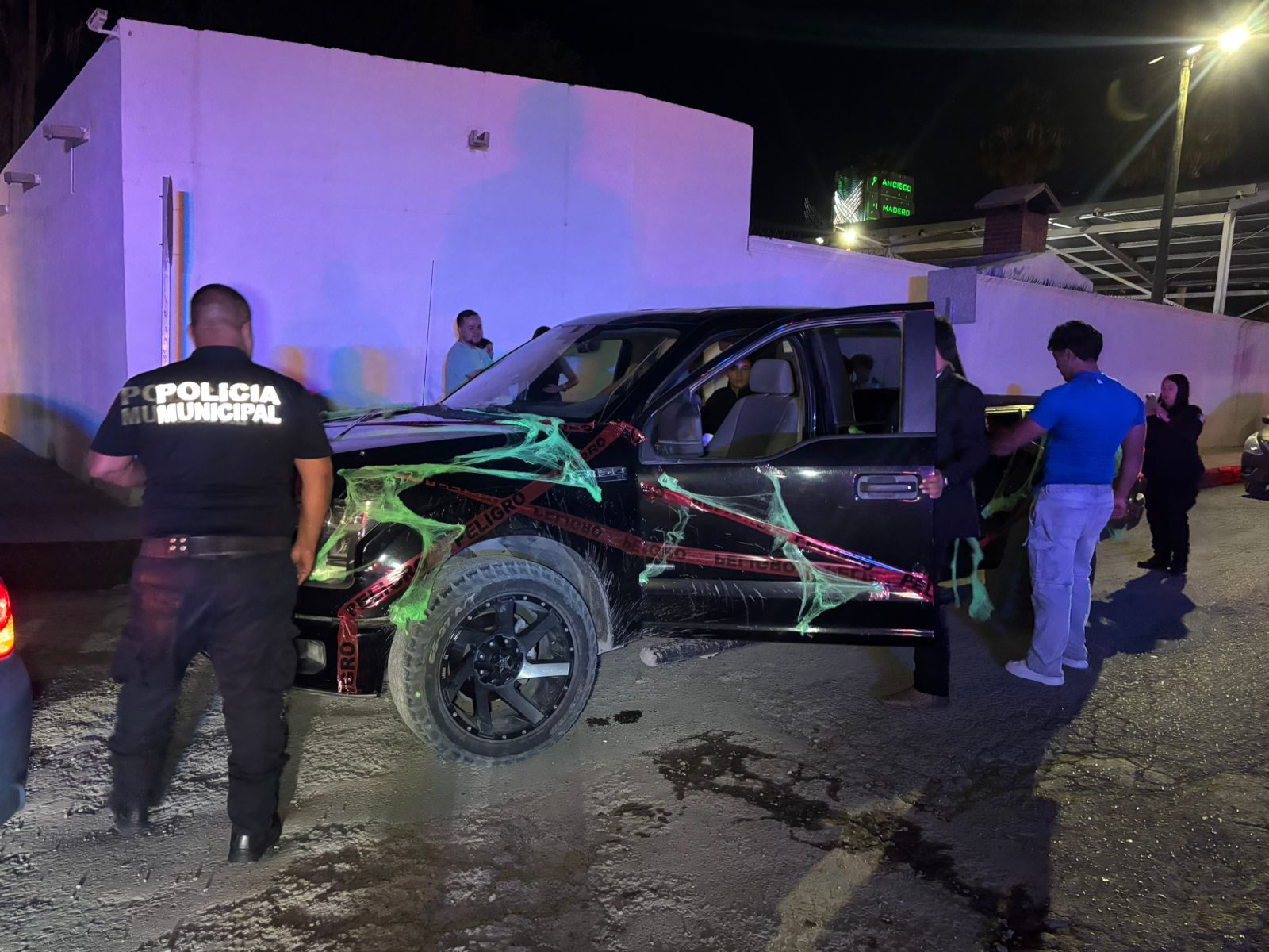 Choca, huye y… se queda sin gasolina