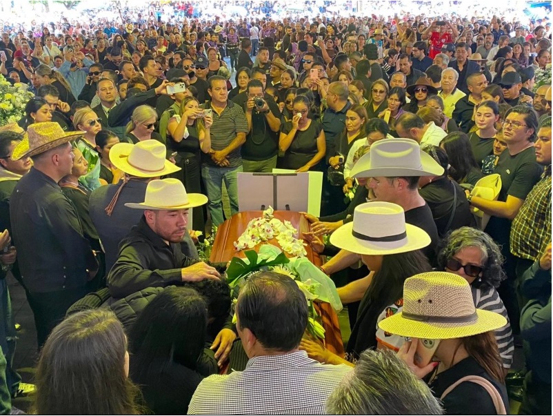 Convulsiona asesinato de Carlos Manzo