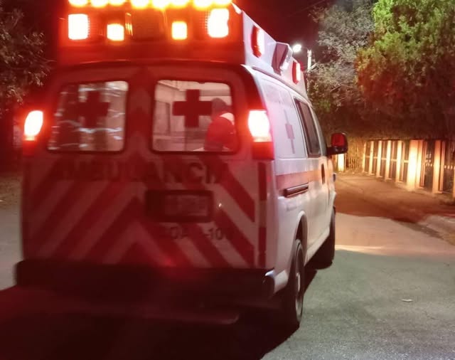 Grave trabajador tras caerle motor en yonke